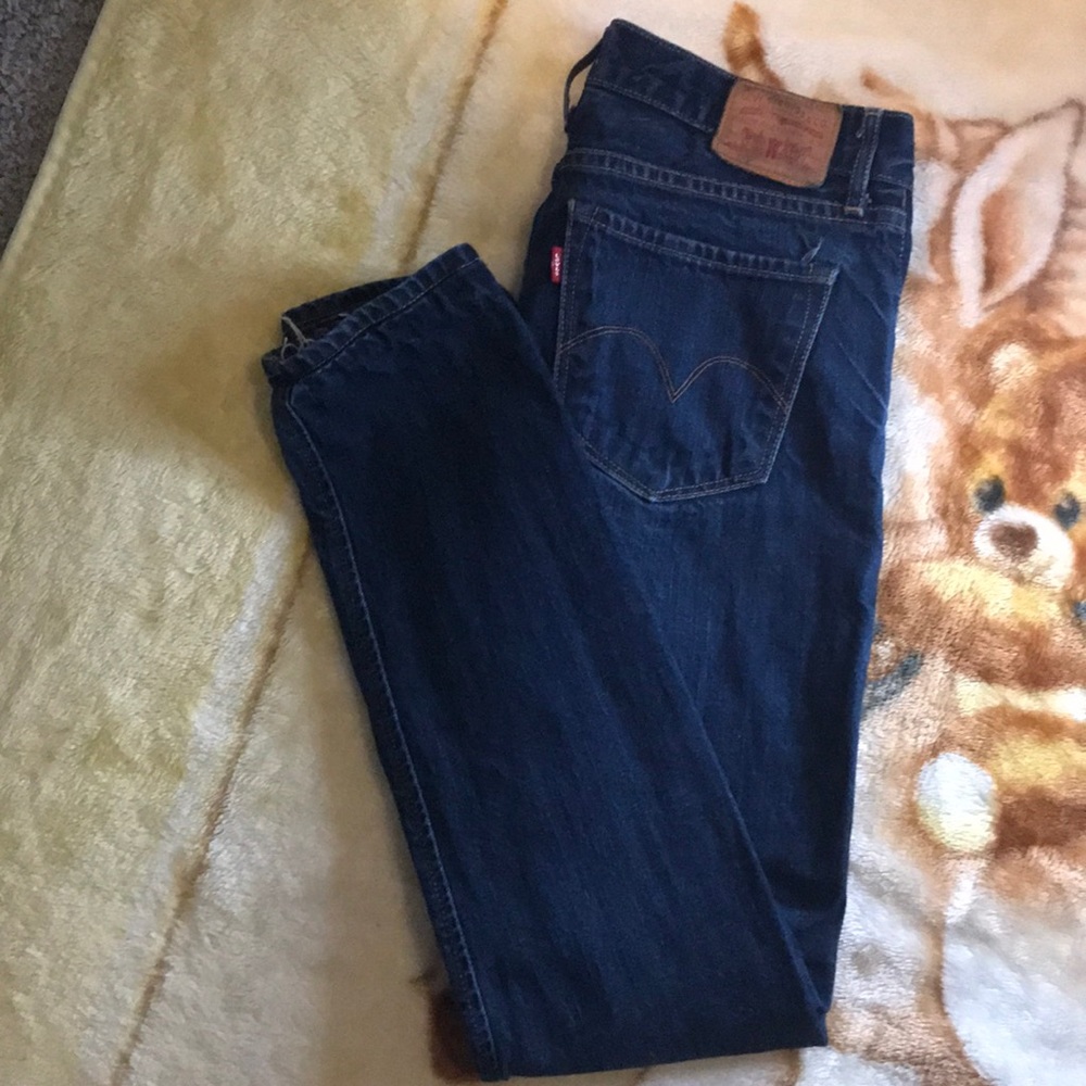 DARK WASH LEVI JEANS ( SIZE 26 )